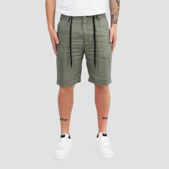 OUT/FIT - Leinen-Shorts mit Metall-Logo-Nieten