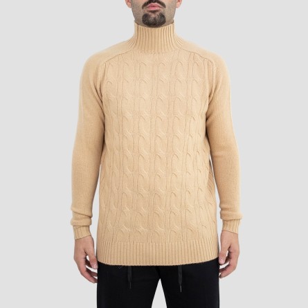OUT/FIT - Rollkragenpullover mit Zopfmuster