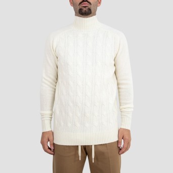 OUT/FIT - Rollkragenpullover mit Zopfmuster
