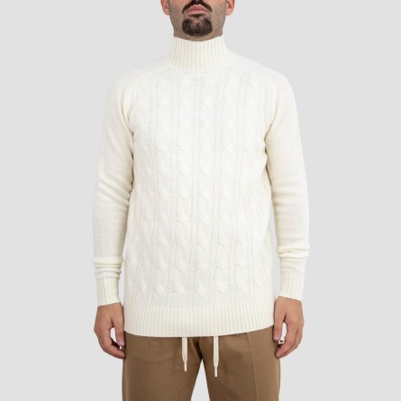 OUT/FIT - Rollkragenpullover mit Zopfmuster