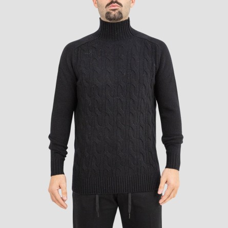 OUT/FIT - Rollkragenpullover mit Zopfmuster
