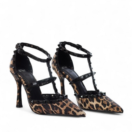 EXÉ - Escote con tachuelas ornamentales