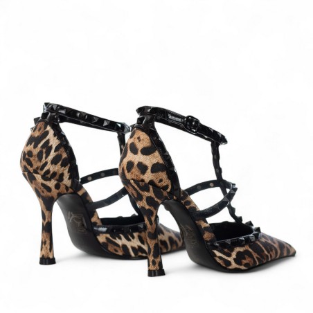 EXÉ - Escote con tachuelas ornamentales