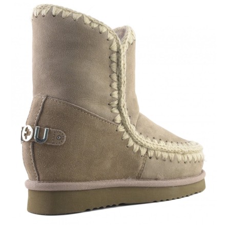 MOU - Kurzer Stiefel Eskimo Inner Wedge Short Big Metal Logo MOU - Kurzer Stiefel Eskimo Inner Wedge Short Big Metal Logo