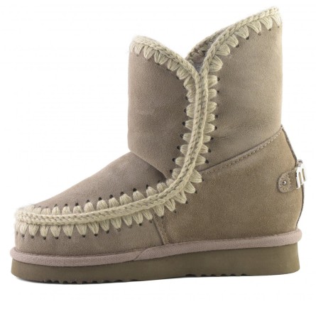 MOU - Kurzer Stiefel Eskimo Inner Wedge Short Big Metal Logo MOU - Kurzer Stiefel Eskimo Inner Wedge Short Big Metal Logo
