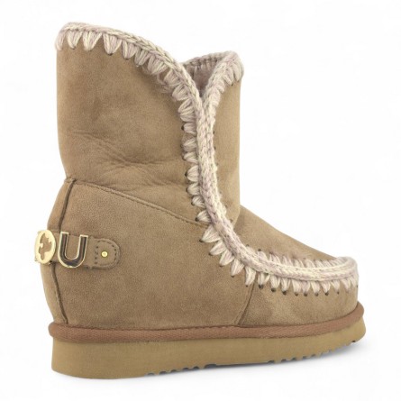MOU - Kurzer Stiefel Eskimo Inner Wedge Short Big Metal Logo MOU - Kurzer Stiefel Eskimo Inner Wedge Short Big Metal Logo
