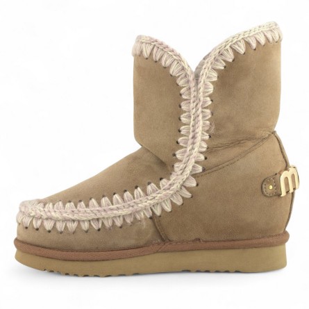 MOU - Kurzer Stiefel Eskimo Inner Wedge Short Big Metal Logo MOU - Kurzer Stiefel Eskimo Inner Wedge Short Big Metal Logo