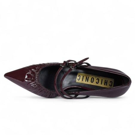 CHICONIC - Pumps aus Lackleder mit Schnallen