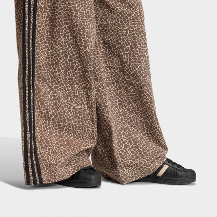 ADIDAS ORIGINALS - Pantalón vaquero Firebird Oversized AOP