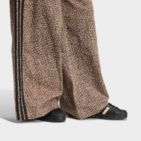 ADIDAS ORIGINALS - Pantalone Firebird Oversized AOP Denim